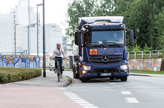Foto 1: Bei rechts abbiegenden Lkw geraten Radfahrer oft in den toten Winkel. (Foto: Westfalen AG, Münster)