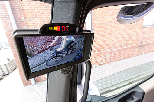 Foto 2: Bei Abbiegeassistenzsystemen mit Kamera kann der Fahrer den toten Winkel rechts neben seinem Lkw über einen Monitor in der Fahrerkabine einsehen. Darüber hinaus erfolgt eine akustische und optische Warnung. (Foto: Westfalen AG, Münster)