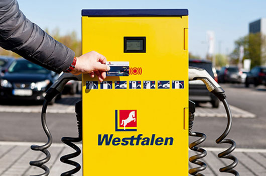 Jederzeit Anschluss: Eine eigene Ladesäule und der Einsatz der Westfalen Service Card + eCharge sichern die optimale Versorgung von Elektrofahrzeugen. (Foto: Westfalen AG, Münster)
