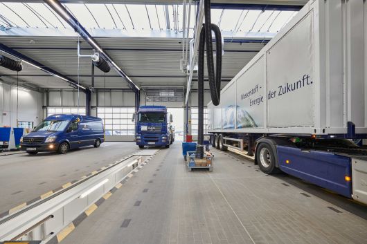 Photo 2: The Westfalen Group invested a total of seven million euros in an extension building for specialty gas production and in the Logistics and Fleet Center (LFC) at its Hörstel site. The picture shows the large modernization hall which forms the heart of the LFC. (Photo: Borgers GmbH, Stadtlohn)