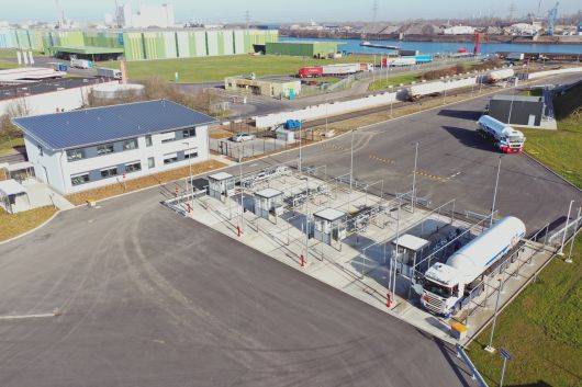 In der Energieversorgung gingen trotz der Verzögerungen durch Corona die Bauarbeiten im Flüssiggas-Tanklager Krefeld weiter. Zum Jahres-wechsel 2020/2021 konnten bereits erste Schiffe gelöscht und Tank-wagen beladen werden.