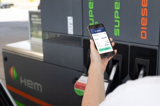 Mit der App fillibri können die Kunden an Stationen von HEM, team, Westfalen und Markant direkt an der Zapfsäule bargeldlos bezahlen.