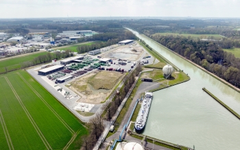 Foto 1: Blick von oben aus Perspektive des Tanklagers auf das erweiterte Werk in Münster-Gelmer mit Werkstattgebäude, Kältemittellager und dazugehörigen Pumpen- und Abfüllanlagen.