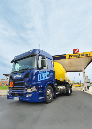Foto 5: Für den schweren Fernverkehr ist Flüssigerdgas (LNG) aktuell die einzig verfügbare Kraftstoffalternative zu Diesel. Um den Netzaufbau zu forcieren, hat die Westfalen Gruppe 2021 ihre zweite stationäre LNG-Tankstelle eröffnet.
