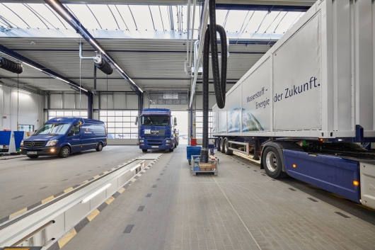 Foto 2: Herzstück des neuen Logistik und Fuhrpark Centrums ist die Nutzfahrzeug-Werkstatt mit einer großen Modernisierungs-Halle. (Foto: Borgers GmbH)
