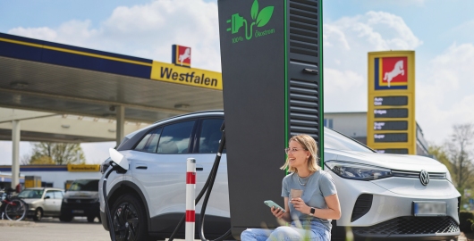 E-Autos unterwegs laden: Elektroauto lädt an Schnellladestation einer Westfalen Tankstelle