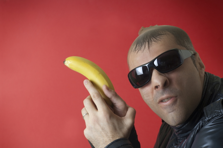 Sachkundehinweis: Pflanzenschutz für Anwender. Mann mit Sonnenbrille und Banane