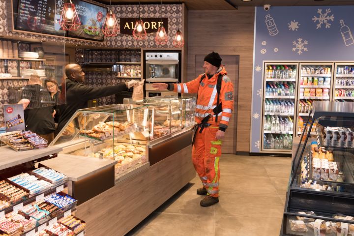 Unter der Eigenmarke Alvore beinhaltet das neue Shop-Konzept ein Bistro, das unter anderem warme Snacks und italienische Kaffeespezialitäten bereithält.